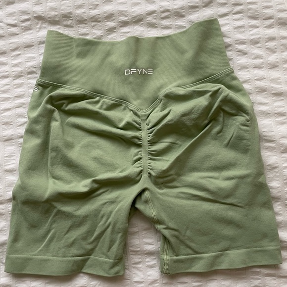 DFYNE Dynamic Shorts 4.5 in - super flattering gym shorts - Picture 2 of 5